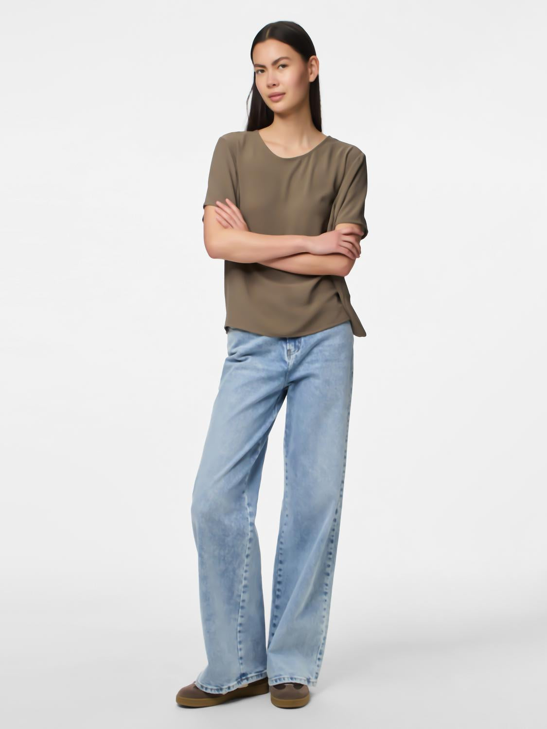 model_shot-front_full